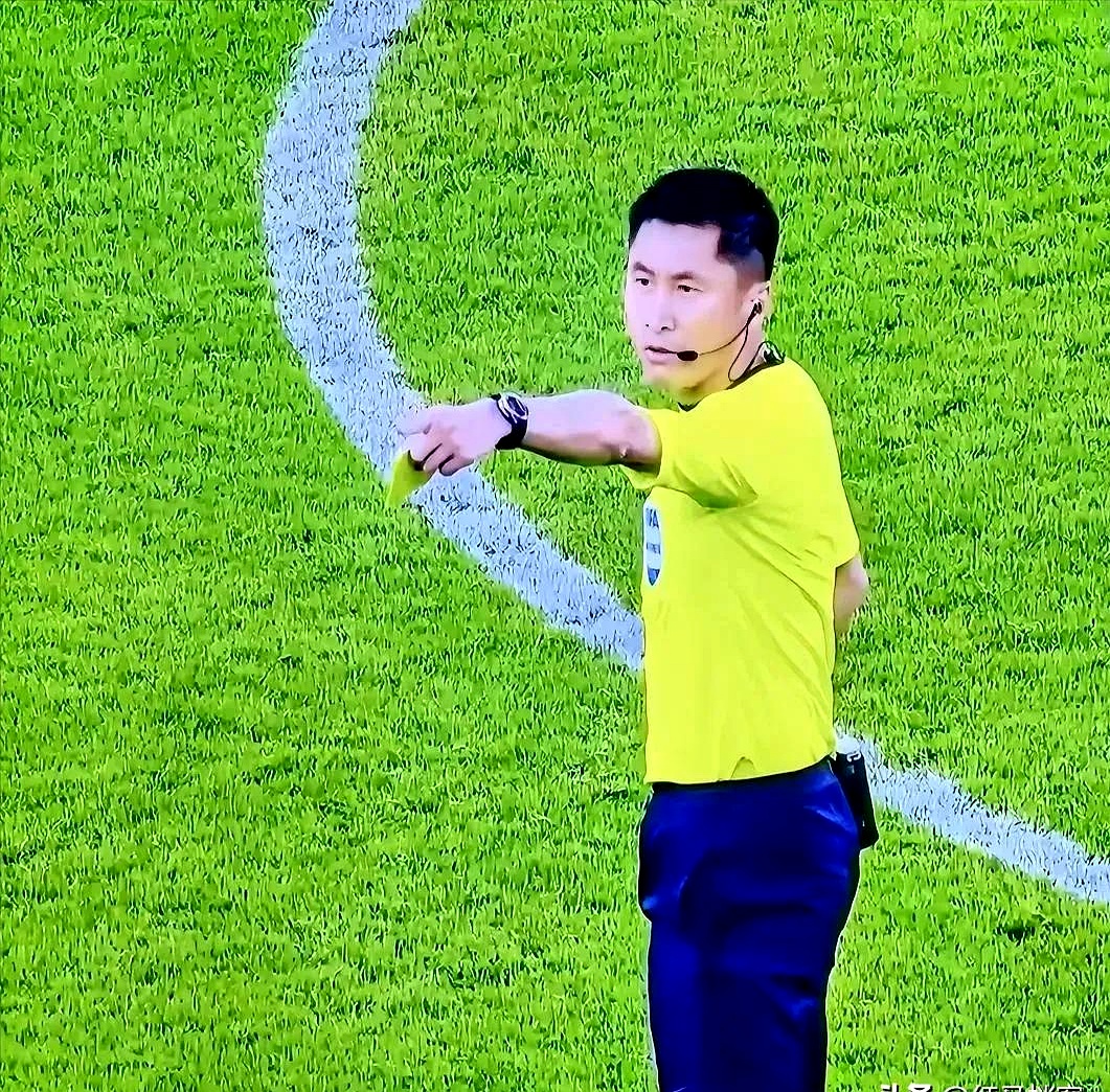 球队主教练在场边指挥如臂使指