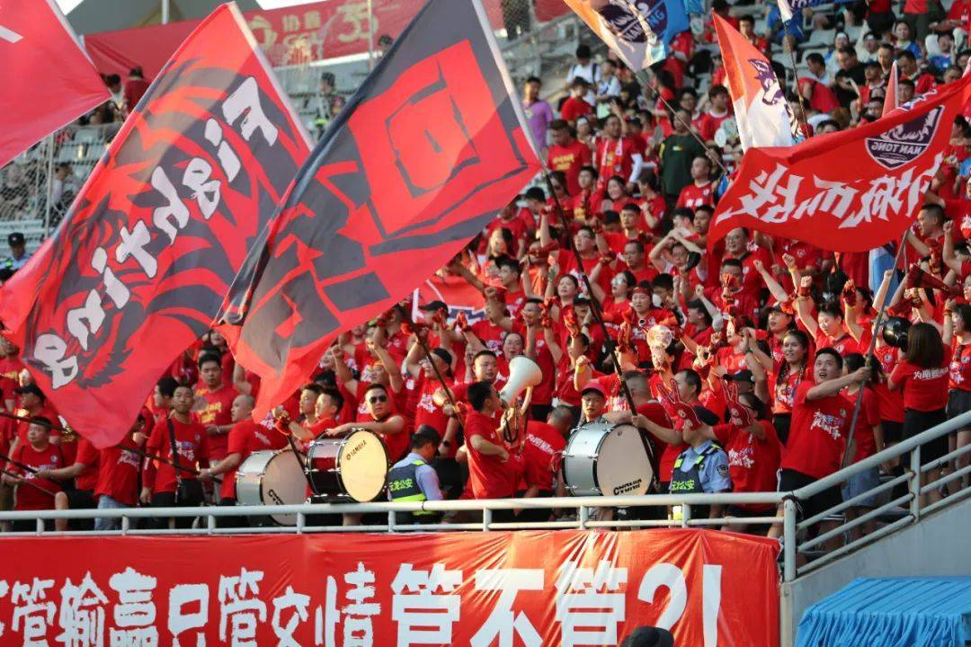 双方对峙，国内足球联赛绝不认输