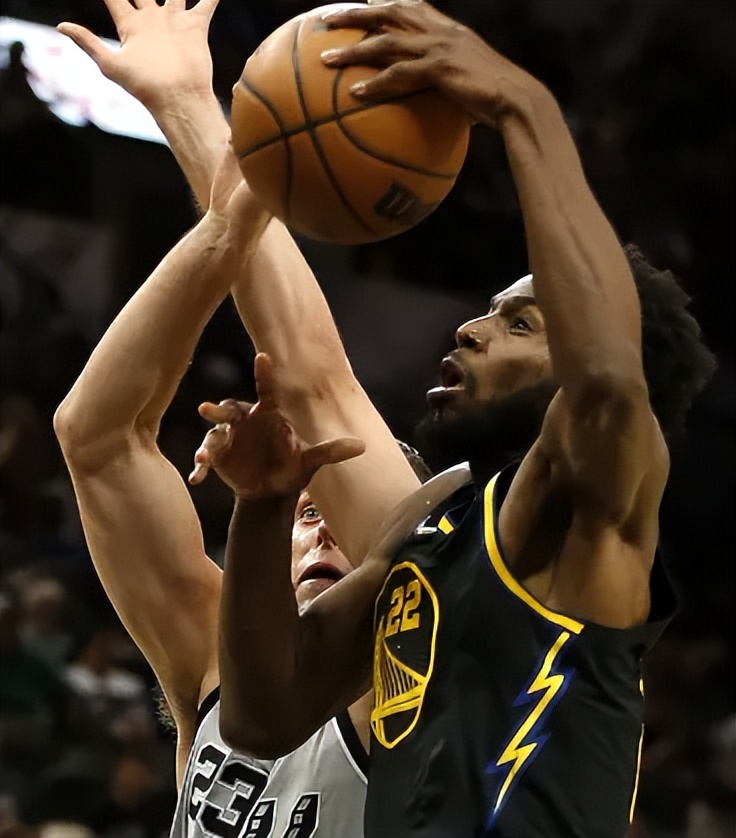 伯恩利前锋关键时刻建功，球队力拼取得宝贵三分的简单介绍