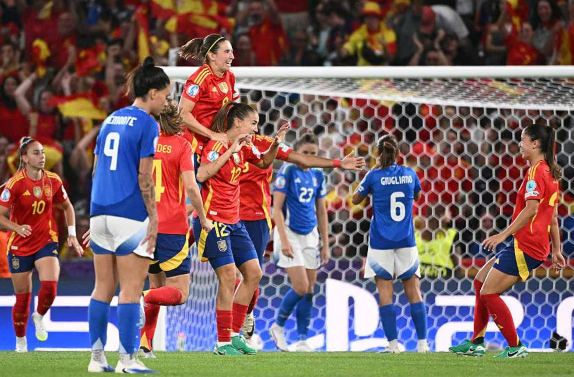 西班牙女足奋力抗衡取得胜利的简单介绍