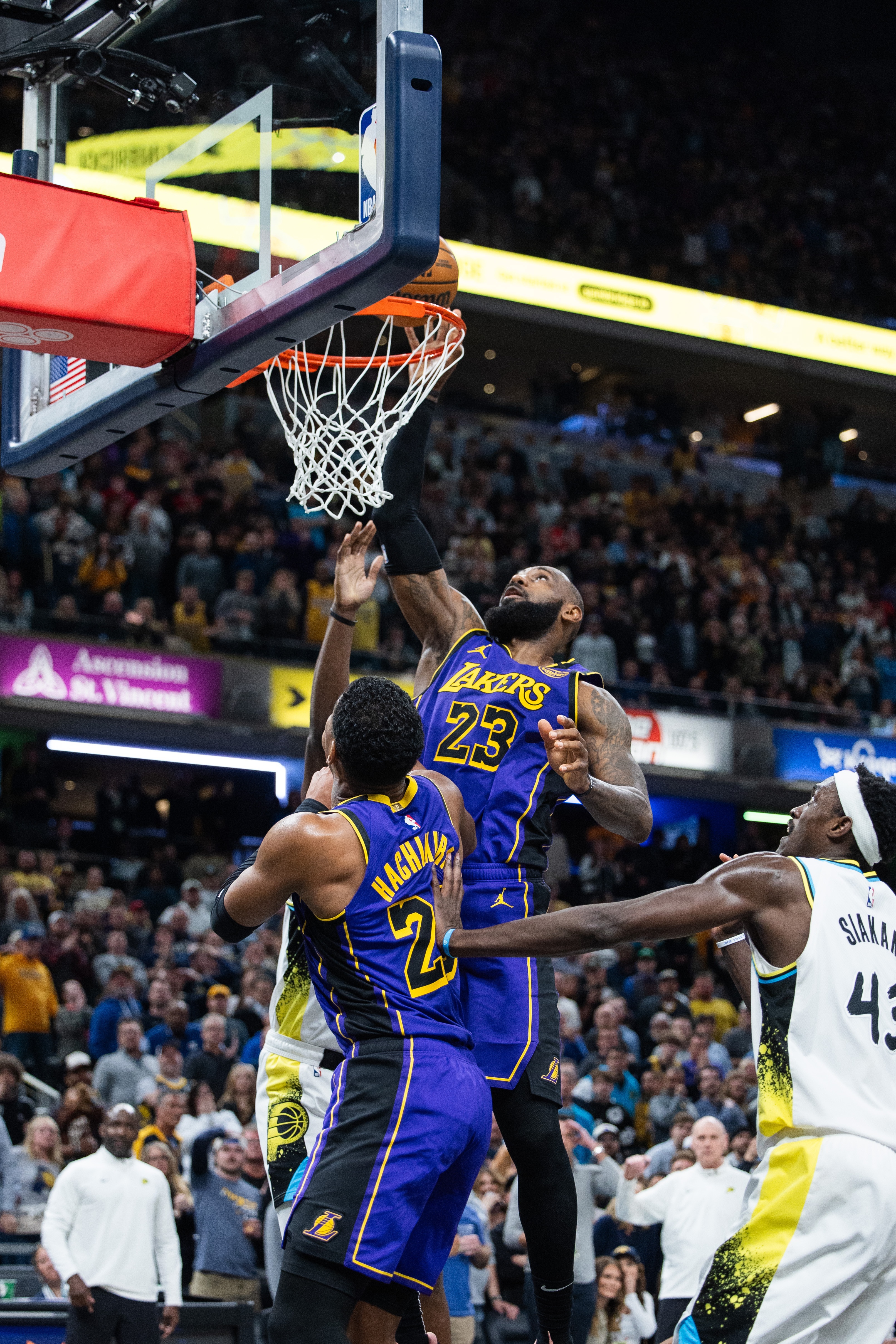 篮球比赛中发生激烈角逐，胜负难分的简单介绍