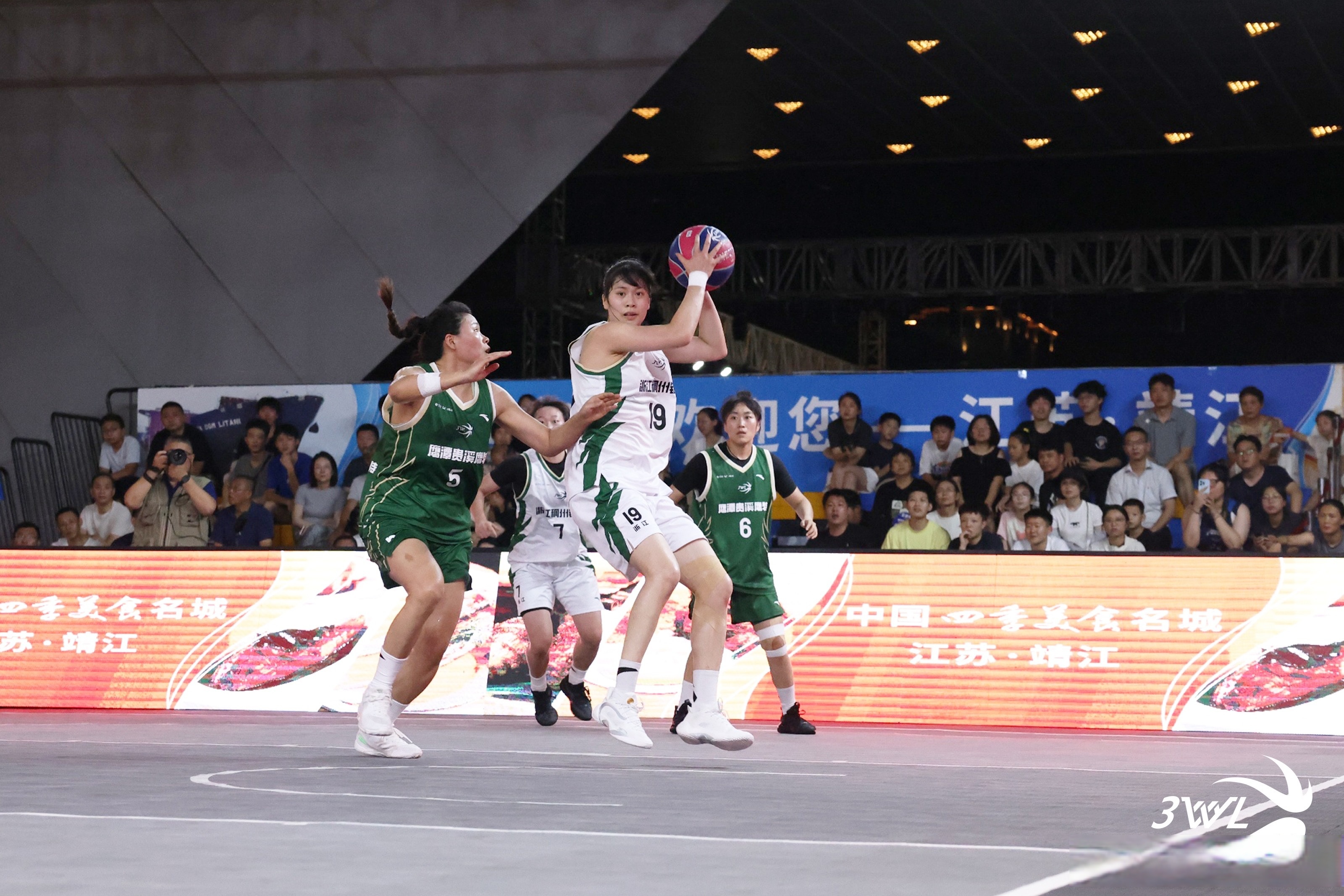 篮球比赛中发生激烈角逐，胜负难分的简单介绍