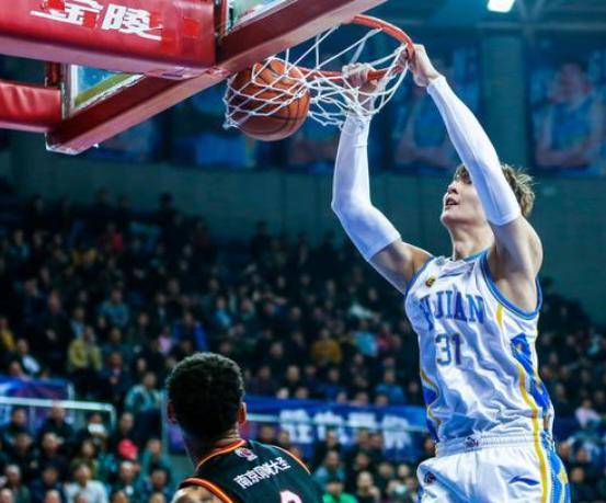 尼克斯碾压76人，王哲林状态火热的简单介绍