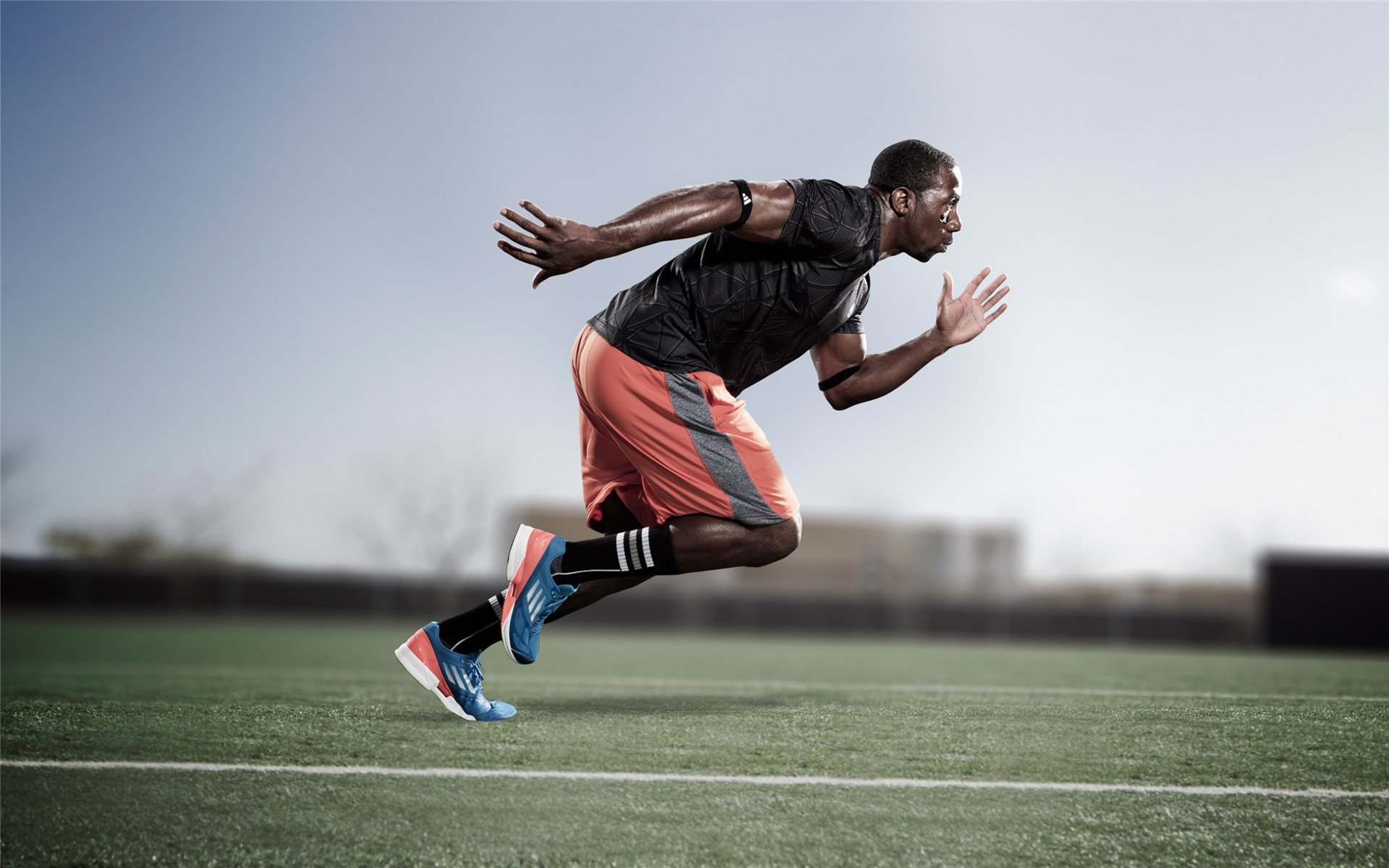 绿茵场与篮球馆的双重奏，英超争冠焦点战与篮网火箭巅峰对决的竞技启示